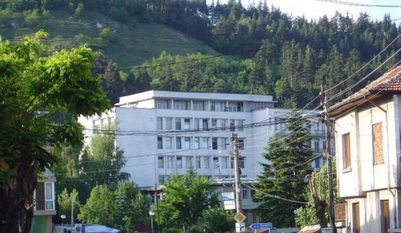 На ръба! Болницата в Разлог се препълни със заразени с коронавирус