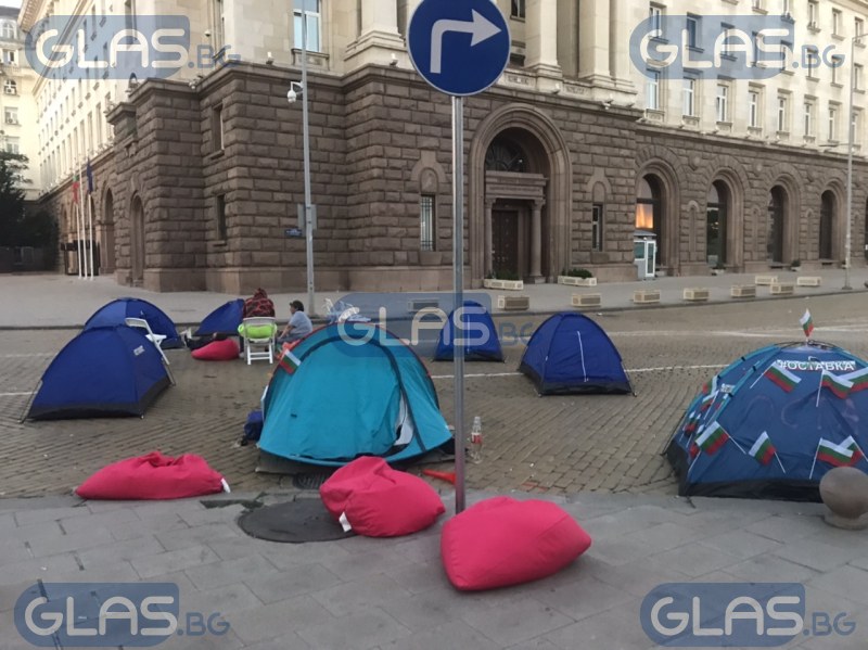 Палатките останаха на жълтите павета! Какво става с движението в София?