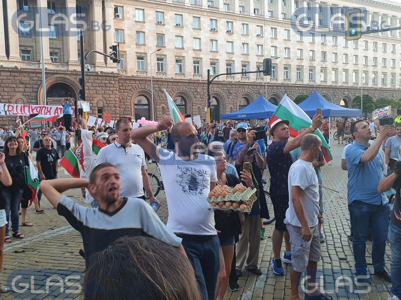 Протестиращите спретнаха омлет на Министерския съвет! Този път с кокоши яйца СНИМКИ