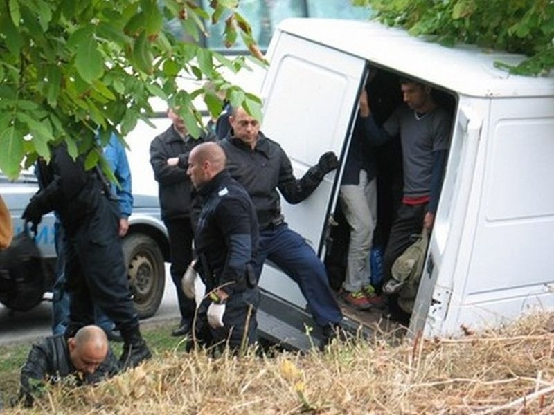 Задържаха 14 емигранти, натъпкани в бус до Пловдив!