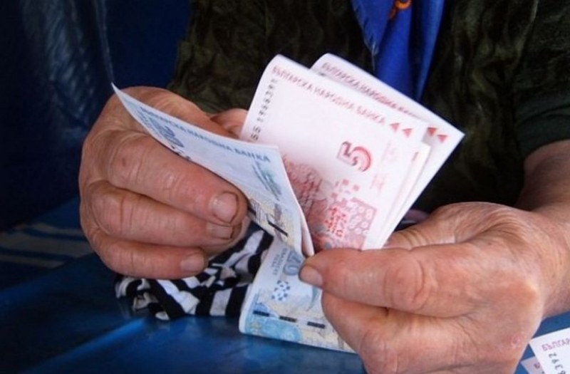 Мъж предложил да увеличи пенсията на жена, измамил я с 2000 лева