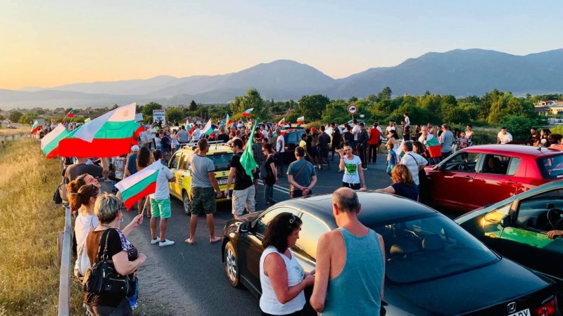 Полицията спря протестиращите, тръгнали към АМ Тракия