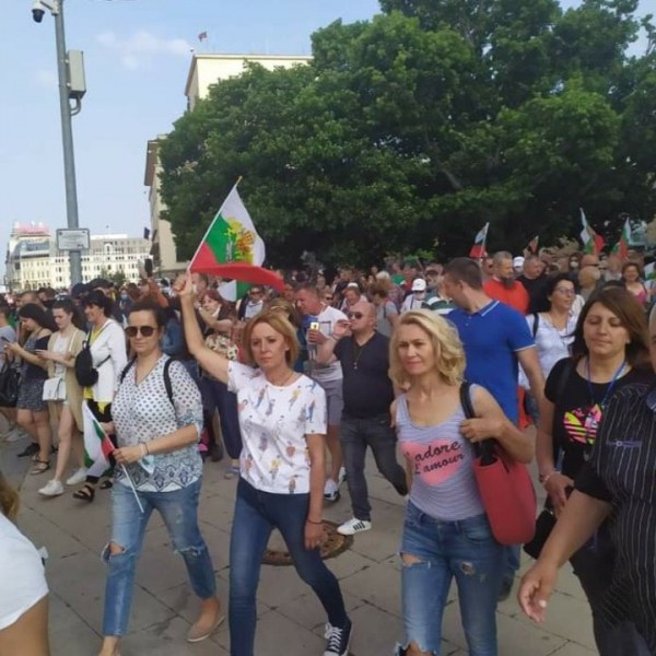 Мая Манолова пък ще пали изборни протоколи пред ЦИК