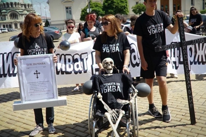 Майките на деца с увреждания на автошествие към дома на премиера в Банкя