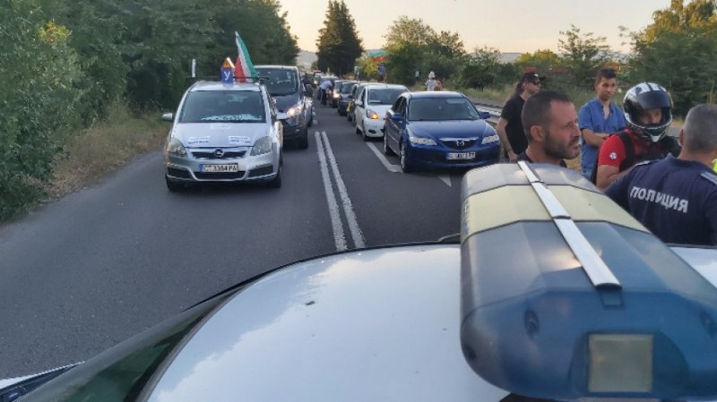 Пътят Стара Загора - Хасково остава затворен от протестиращи