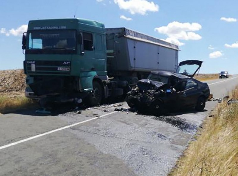 Алфа Ромео се заби челно в камион в Бургаско, мъж загина!