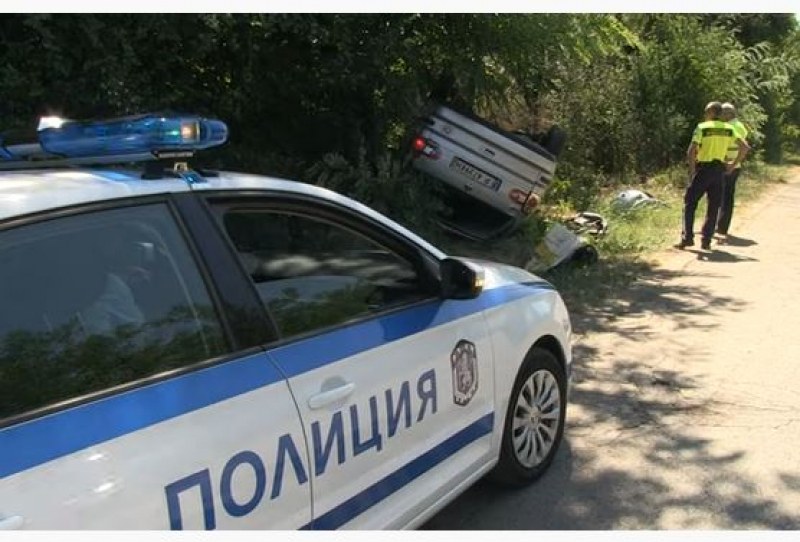 Бременна жена и дете излетяха от пътя!  СНИМКИ