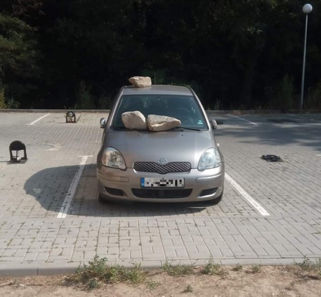Камъните падат... върху кола! Защо?