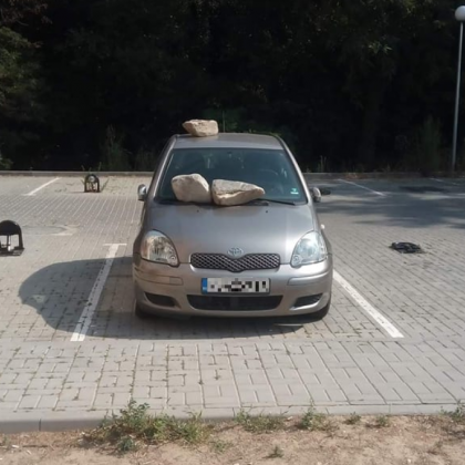 Камъните падат... върху кола! Защо?