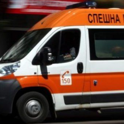 Товарно ремарке затисна мъж, с опасност за живота е