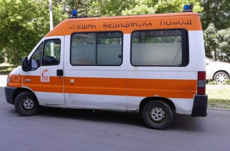 Жена с джип помете на заден ход майка с дете в Триград