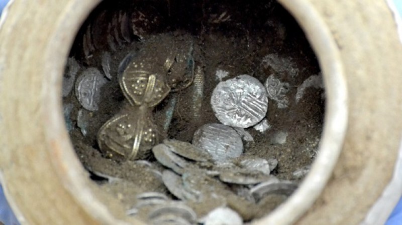 Мъж откри стари монети с огромна стойност на двора