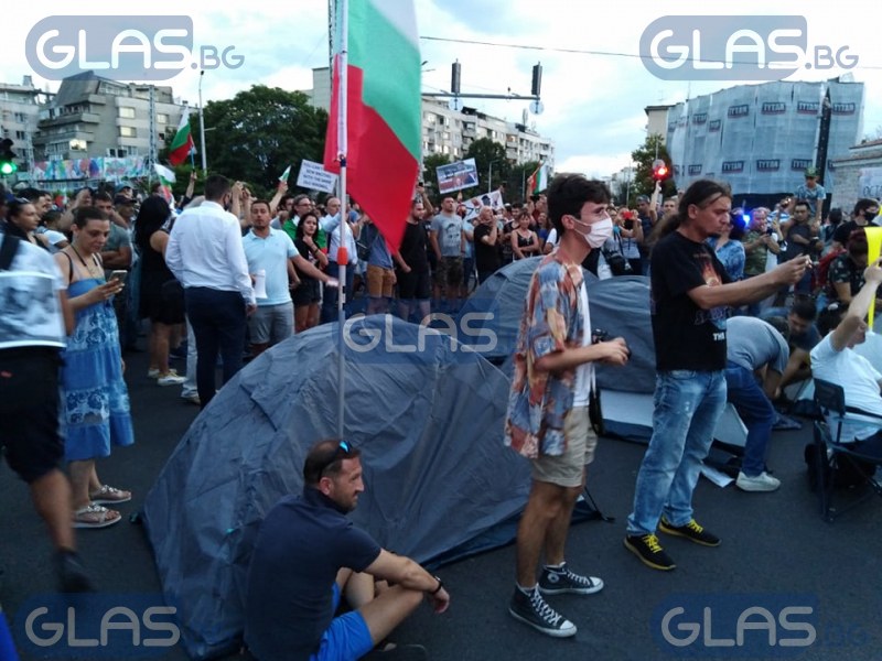 Протестъри опънаха палатки и на ключово кръстовище в Пловдив СНИМКИ