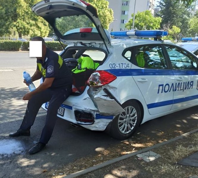 Блондинка се заби в патрулка и рани полицай СНИМКИ