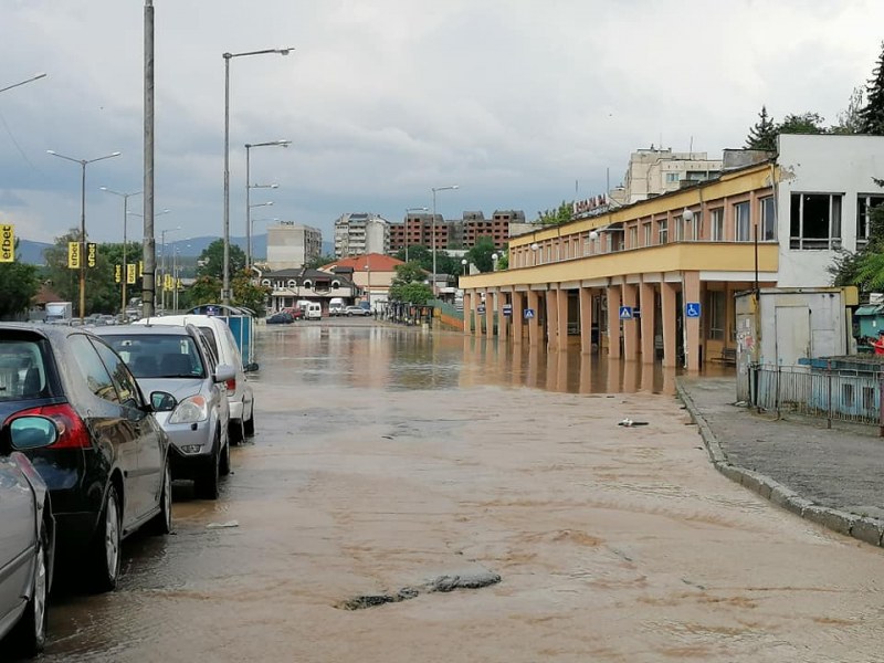Дъжд потопи наш град, автомобили се напълниха с вода  СНИМКИ