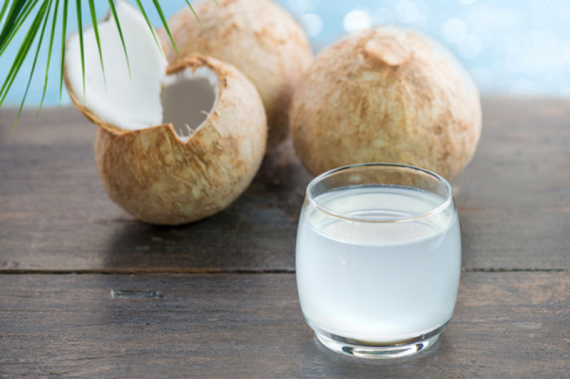 Защо е полезна кокосовата вода