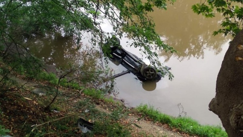 Кола падна в река Струма, търсят хора СНИМКА