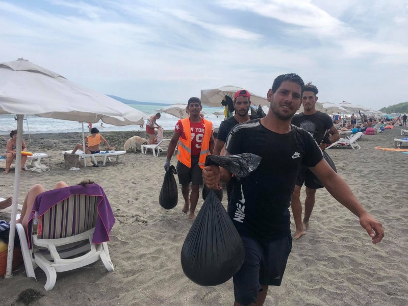 Тези момчета се заеха с кочината на плажа в Бургас СНИМКИ