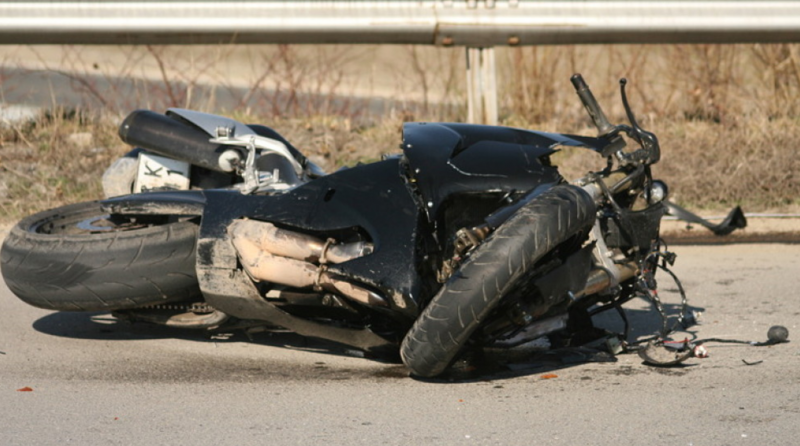 Моторист и спътничката му пострадаха, забиха се в пътен знак край Карлово!