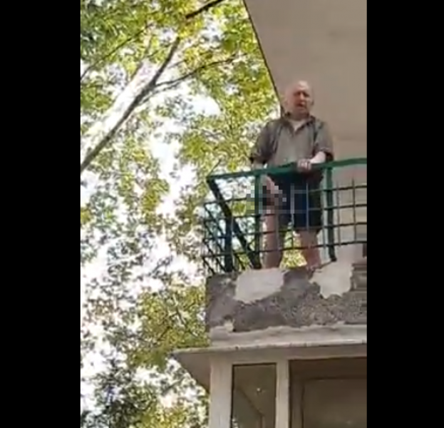 Майка разхожда децата си, насреща й – дядо се задоволява (18+)