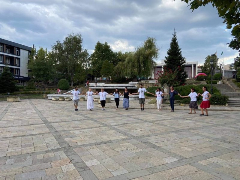 Походници се хванаха на хоро в Карлово