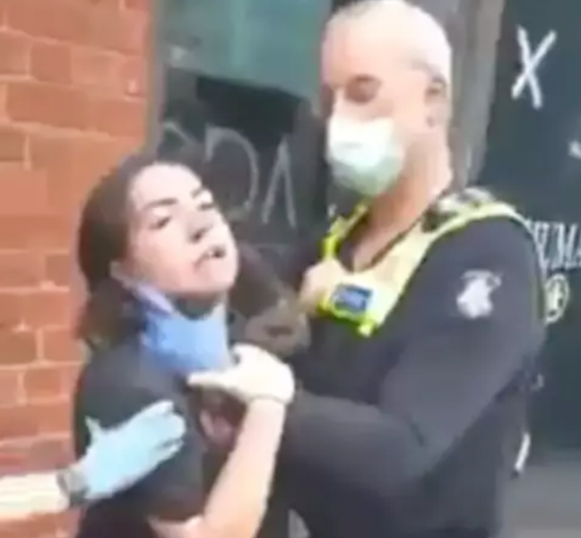 Полицай души младо момиче, не носела предпазна маска! ВИДЕО