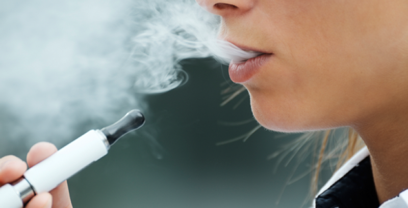 Тийнейджъри, пушещи е-цигари – уязвими на COVID-19!?
