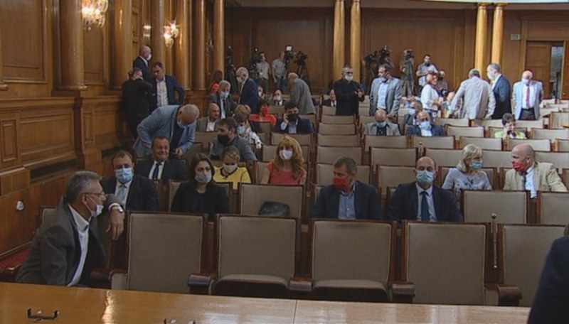 Няма кворум! Караянчева разпусна парламента, отляво викат: 