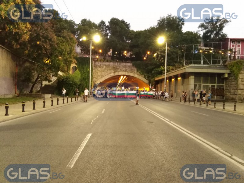 Протестиращи блокираха тунела в Пловдив СНИМКИ