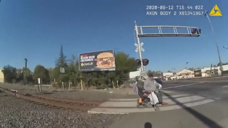 Смелост: Полицайка спаси инвалид, количката му заседна на релсите ВИДЕО