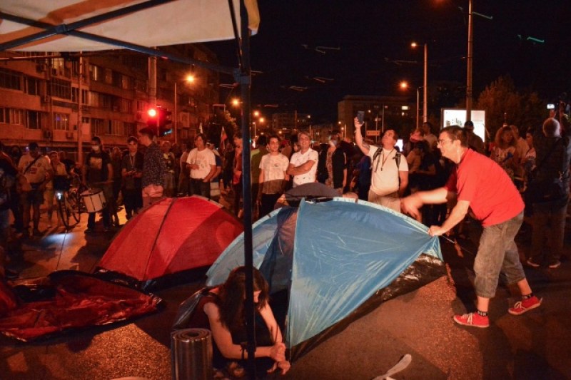 Развръзка: Полицията разтури палатките пред Румънското посолство