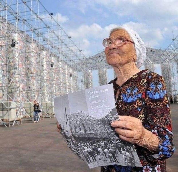 Тя е на 93 и обиколи света сама, следват я хиляди СНИМКИ