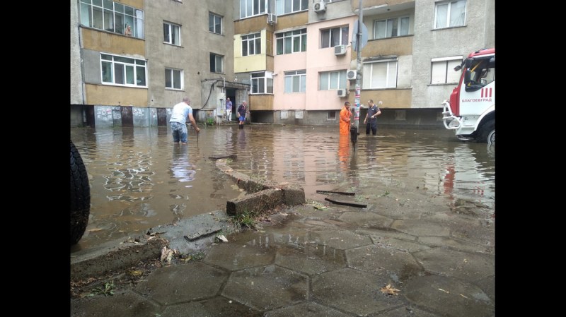 8-метров водовъртеж и наводнение в Благоевград СНИМКИ