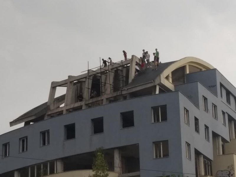 Заради селфи: Тълпа от деца на върха на покрив в Пловдив! СНИМКИ