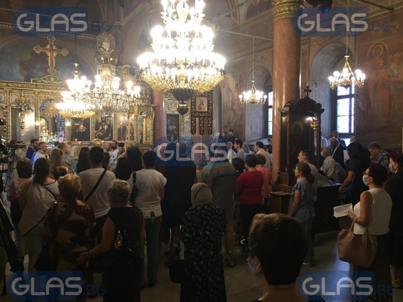 Стотици пловдивчани се стекоха в храма „Успение Богородично”   СНИМКИ