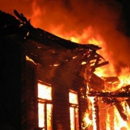 Пожар изпепели дома на жена край морето