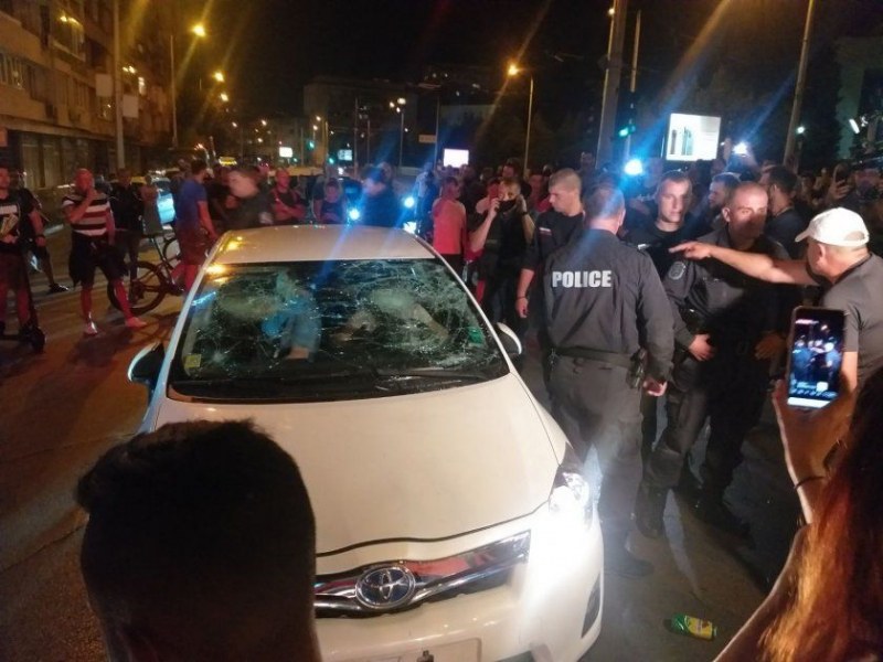 Трима в ареста след снощната агресия пред Румънското посолство