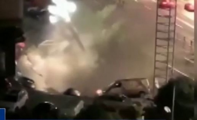 Кошмар! Път се срути, 21 коли пропаднаха  ВИДЕО