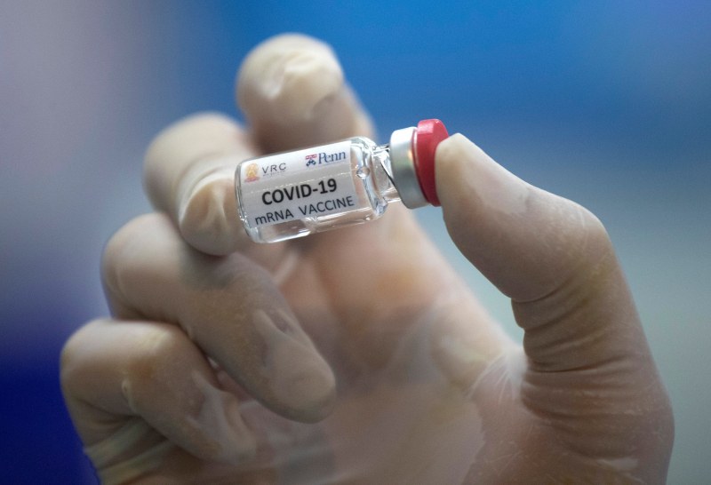 Ваксина срещу COVID-19 няма, но истерия има: Ще си я бием ли? Задължително ли?