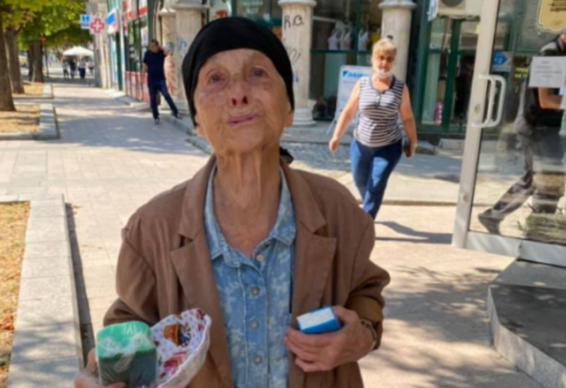 Баба Раиса е на 90, тежи едва 37 кг... не проси! Спрете се, поговорете с нея