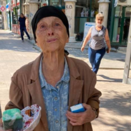 Баба Раиса е на 90, тежи едва 37 кг... не проси! Спрете се, поговорете с нея