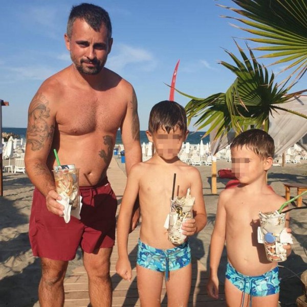 Бар на морето дава напитка срещу... чаша с боклук от плажа