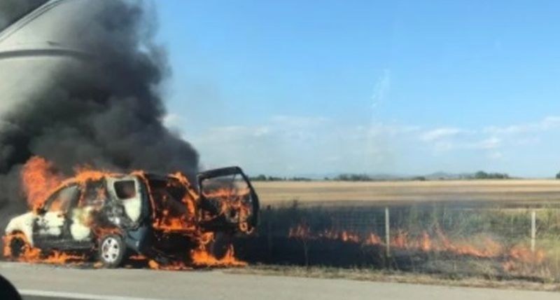 Кола гори на АМ Тракия! Пламъците обхванаха тревата, образува се зверска тапа СНИМКИ