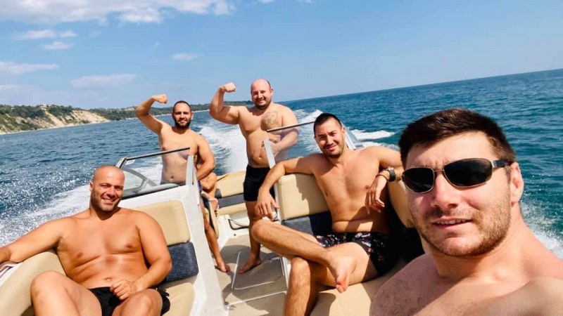 Бохеми от Пловдив кръстосват морета и язовири с луксозна яхта