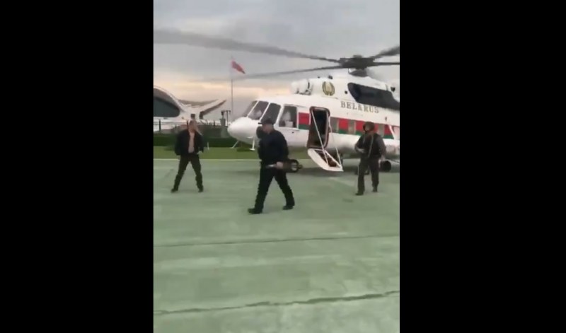 С бронежилетка и автомат в ръка… Лукашенко слезе от вертолет ВИДЕО