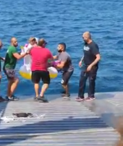 Момиченце се носи на надуваем еднорог в морето. Невиждано ВИДЕО