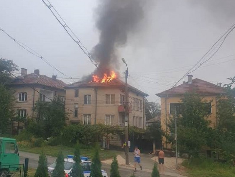 Мълния удари къща при буря! Запали се   СНИМКА