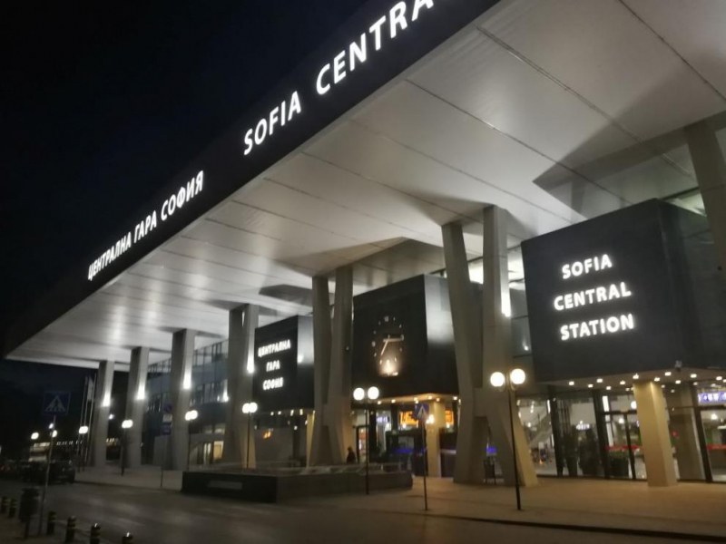Затвориха Централна гара в София! Пътниците изгонени навън*