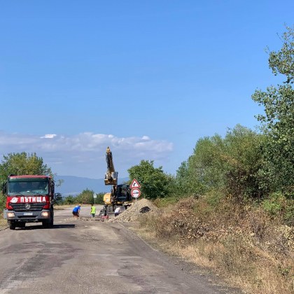 Инспектираха ремонта на пътя Карлово – с. Васил Левски, по който преминават над 6000 МПС-та
