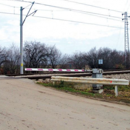 Влак помете трактор на жп прелез! Водачът е с опасност за живота!
